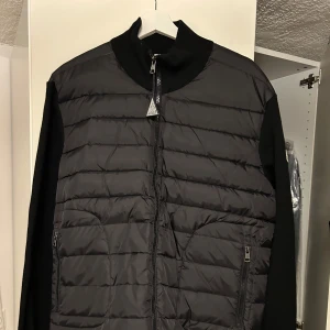 Moncler cardigan svart - Moncler cardigan svart, storlek XL men motsvarar mer L i princip helt oanvänd!