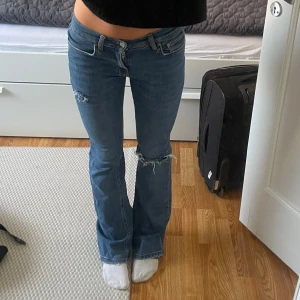 low waist jeans - Jätte fina jeans med hål i!! Köpta för ganska längesen men de kommer tyvärr inte till användning så mycket 💞💞 Nypriset 599kr!! mitt pris kan diskuteras vid snabb affär🤩
