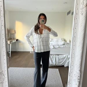 Skjorta i linne - Säljer min super fina skjorta i linne. Monstrerna gör den så elegant. Fin kvalite. Den är storlek xs, men oversized i fitten🤎