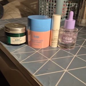 Hudvård - 4 olika hudvårdsprodukter som är köpta för över 300 kr men sälv säljer jag för 99! De två försra krämerna är ALDRIG andvända medans de två sista är andvända mellan 3-4 ggr! Säljer alla för 99!