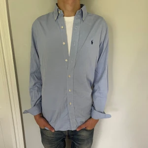 Ralph lauren skjorta  - Jättefin Ralph lauren skjorta i top skick. Modellen på bilden är 180cm. Skriv vid fler frågor eller funderingar!