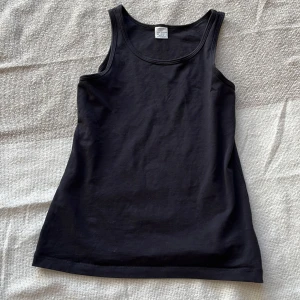 svart enkelt linne - Svart snyggt linne, andvänt få gånger