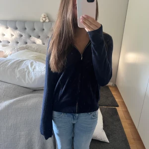 Zip hoodie  - Hej! Säljer min mörkblå zip hoodie ifrån soft goat. Säljer den pga att den aldrig kommer till användning!🩷
