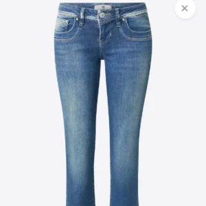 Lågmidjade Ltb jeans - Säljer dessa super snygga Ltb jeansen som är lågmidjade och bootcut, dom var tyvärr för stora för mig så har inga bilder med dom på! Skriv för egna bilder och mått!💗