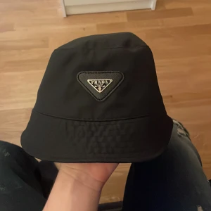Prada hat - Säljer Prada hat qr kåd funkar jättebra till bad o fiska