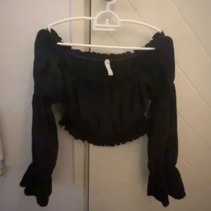 Volang Tröja - Jättefin volang tröja med lite volang vid armarna och utan axlar, i storlek Xs men är väldigt strechig så passar nog det flesta❤️