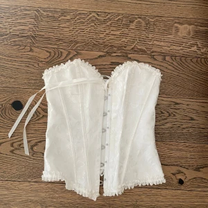 Korsett - Ok skick, inspänningsbar inryggen (snörad)  Kan finnas fläckar (som går bort i tvätt) 