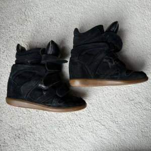 Isabel marant beckett svarta 38 - Sjukt snygga isabel marant beckett sneakers i storlek 38! Passar perfekt till hösten och alla outfits! I bra skick förutom ett hål i sulan, därav priset!❤️ Skriv för fler bilder 🩷