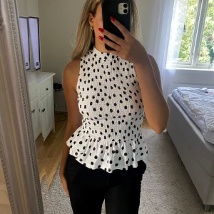 Prickig topp - Sött topp från Zara, använd en gång!