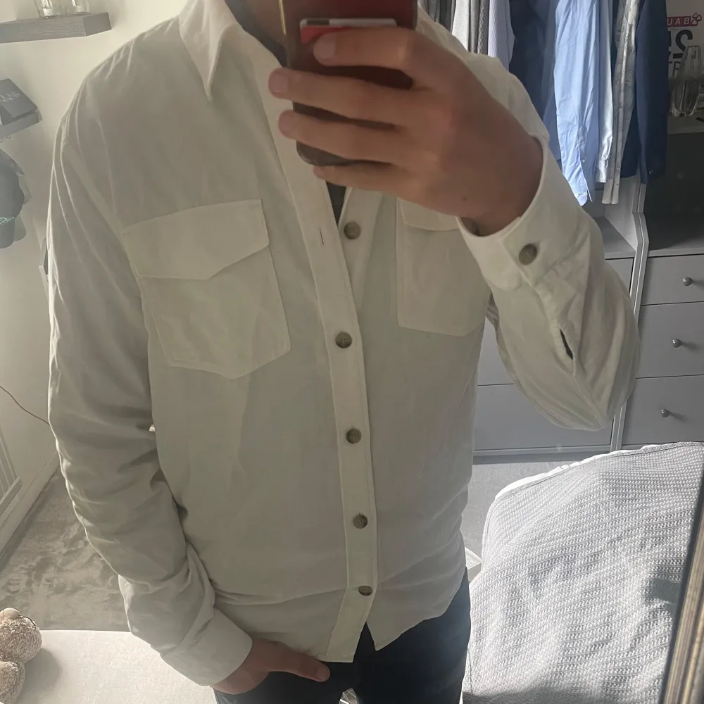 Säljer nu min tiger of sweden overshirt i bra skick. Overshirten är i storlek M och passar de som är ca 180. Jackor.