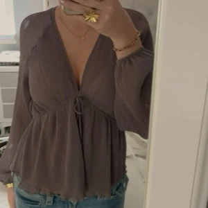 Zara blus  - Så fin zara blus som jag inte får någon användning för, bilden är tagen från Pinterest 🥰