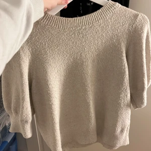Beige stickad topp - Vero topp i S 