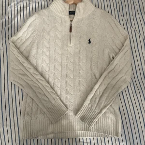 Ralph Lauren tröja - Jag säljer en nästan ny vit quarter zip från Ralph Lauren. Den gjord av ull och i storlek small. Köpte den för 2000kr i vintras. Hör av er om ni har några frågor ✌️