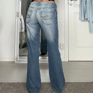 Lågmidjade jeans - Midjemåttet 36cm rakt över och Innerbenslängden är 80cm.  Bilder är lånade från förra ägaren💓