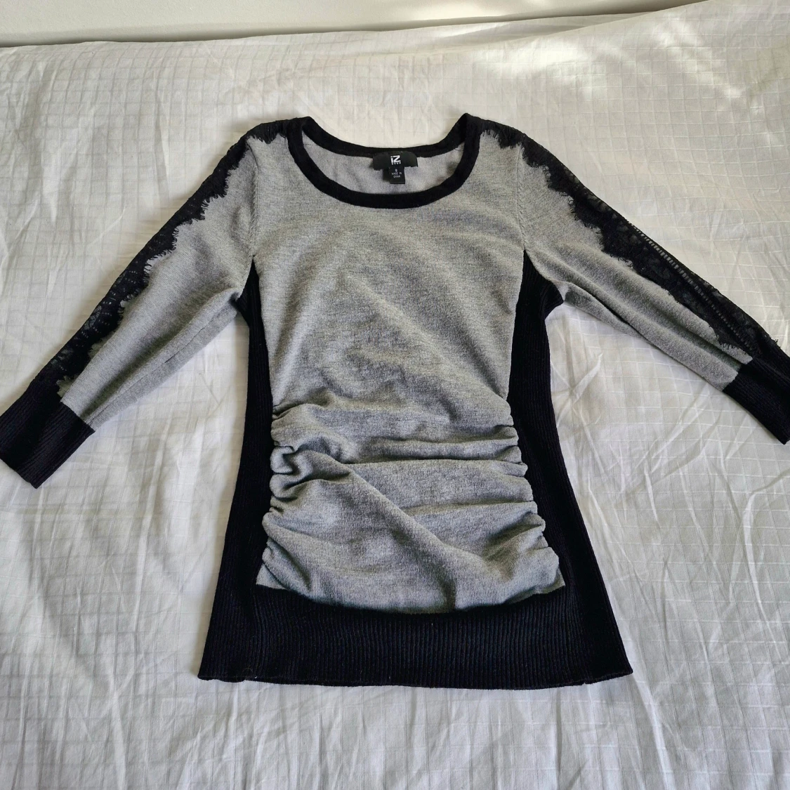 Grå och svart tröja från iZ Byer