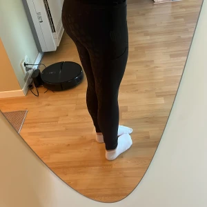 Maya Delorez ridbyxor  - Maya Delorez ridbyxor i str 2XS. De är helsvarta och helskodda och är i bra skick. Säljer då de är för små och jag inte har andvändning av de. Köpta för 800 och säljs för 500 men pris KAN diskuteras.