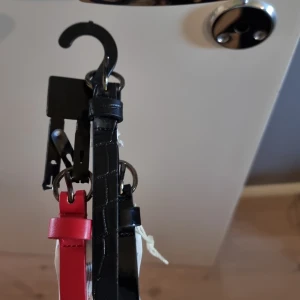 Tre smala skärp - Tre smala skärp, 80 cm. Röd o svart färg. 