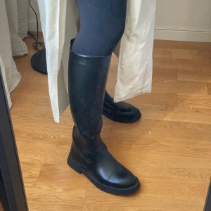 Svarta stövlar - Svarta stövlar från zara. Se sista bild för skick 