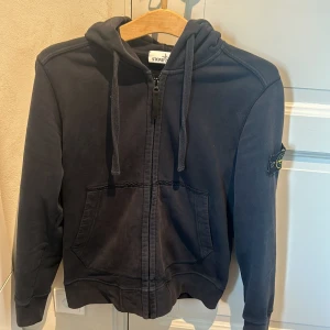 Stone island zip hoddie  - Tjenare! Säljer nu min mörkblåa Stone island zip hoddie i storlek S, hojta om du har nån fråga! 