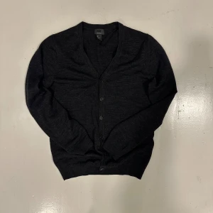 Väldigt Mjuk Merino Ull H&M Cardigan - Väldigt bra skick Passar true to size Första bilden är mest likt hur plagget ser ut i verkligheten Dm för fler bilder eller frågor