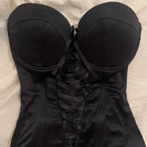 Svart Korsett topp - Jätte fin korsett topp ifrån HM, 80 C i kupan med lite push up. 
