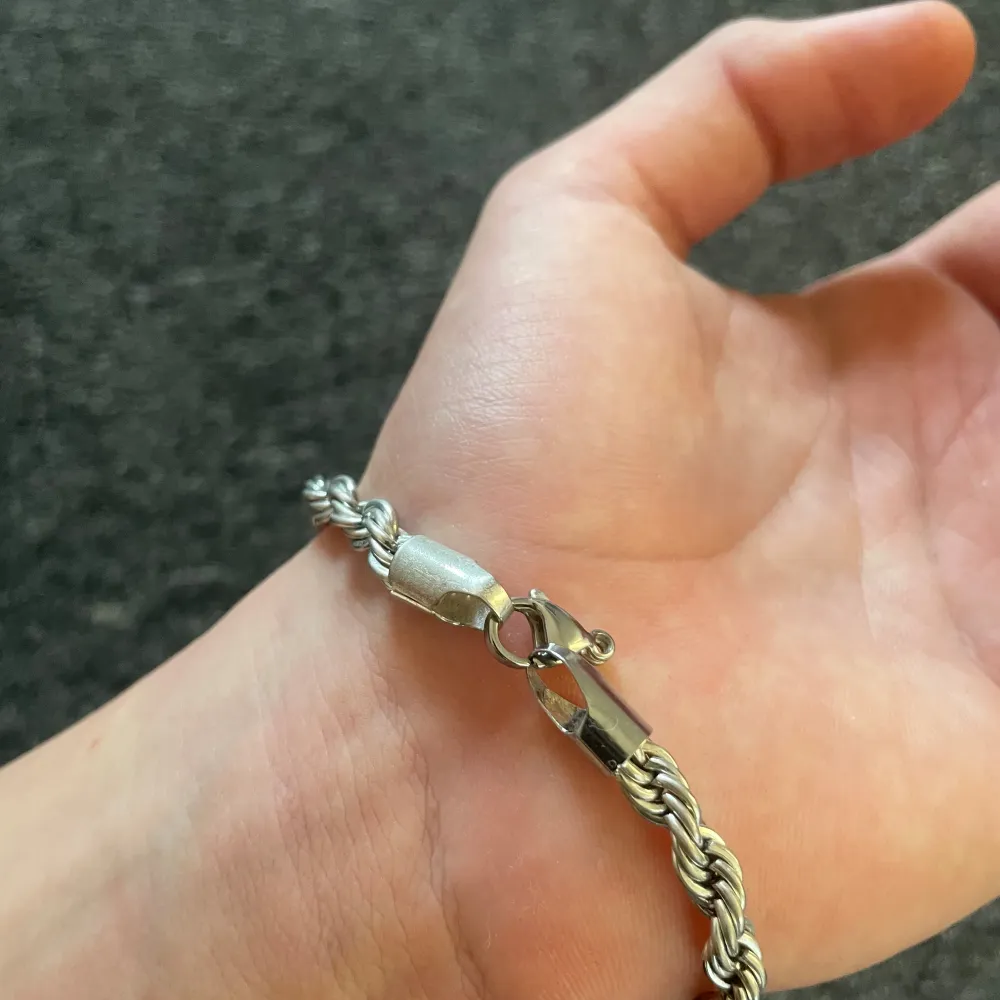 Armbandet är 18cm långt och 6mm brett. Pläterad i  silver. Skriv för frågor. Accessoarer.