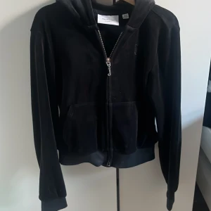 (Intresse koll)Juicy couture Hoodie storlek 9-10 passar xs  - Fin juicy couture Hoodie i storlek 9-10 fast passar även xs går ungefär till naveln använd fåtal gånger men hyfsat ny köpt på NK för 900