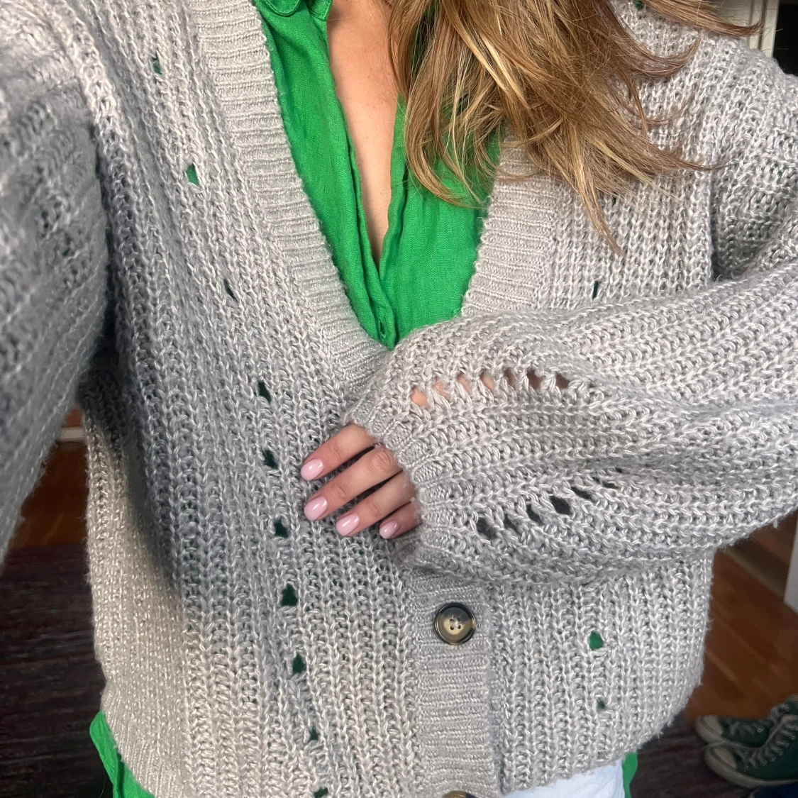 Beige stickad kofta med knappar