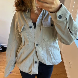 Jeans jacka i grön - Använts 1-2 gånger, lite skrynklig men går att stryka såklart, strl xs💓