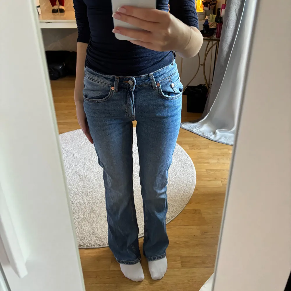 Säljer mina low waist bootcut från lager då dom inte sitter som jag vill att dom ska, storlek S i short length (jag är 161cm). Helt oanvända men ingen lapp kvar. Jeans & Byxor.