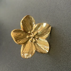 Guld ring blomma rostfri - Säljer denna jätte söta ringen, rostfri och justerbar i storleken💞