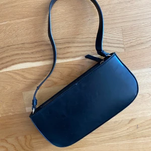 Svart baguetteväska - Svart väska från H&M. Varsamt använd