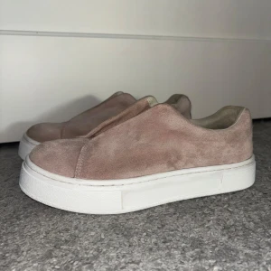 Rosa Eytys - Rosa Eytys i väldigt fint skick, inga skador eller skavanker Skick 8/10 Storlek 41 Hör av er för fler frågor Priset är ej hugget i sten!🚀