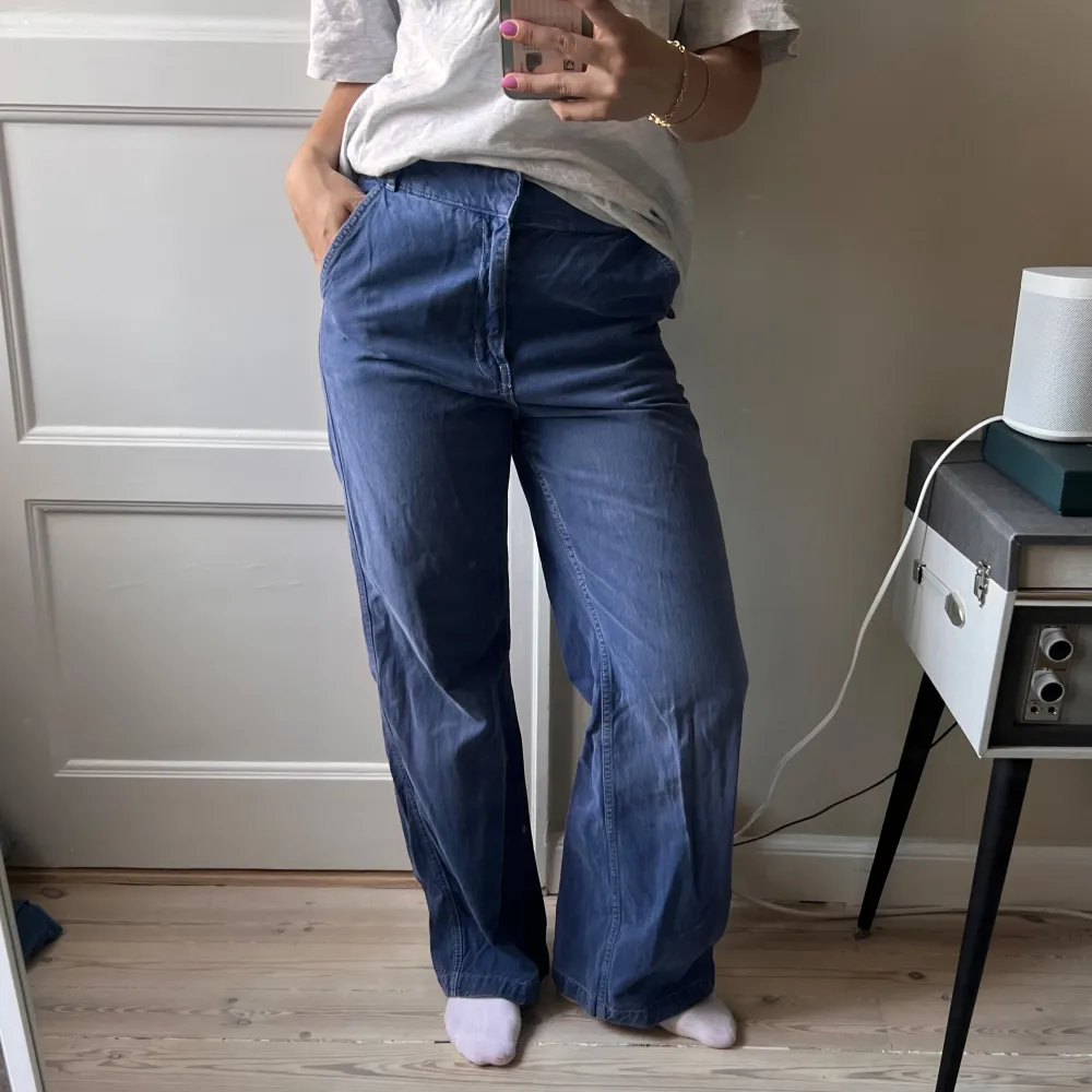 Säljer nu mina älskade chinos från zara då de inte längre kommer till använding. Superfint skick. Fler bilder och mått skickas vid förfrågan💙. Jeans & Byxor.