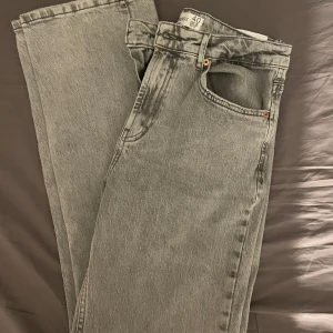 Jeans från stradivarius - Gråa jeans i stl 40, ganska lågmidjade och straight vid benen. Aldrig använda och säljer då de inte kommer till användning. ❌står ej för frakt❌