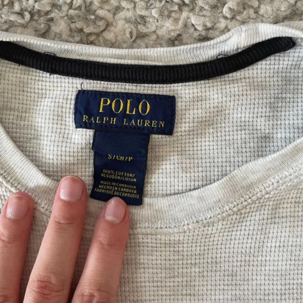 Säljer en snygg och skön grå långärmad skjorta från Polo Ralph Lauren. Skjortan är gjord av bomull och har en liten broderad logga på bröstet. Perfekt för både vardag och lite trevligare tillfällen. Passar bra till jeans eller chinos! Liten defekt se. Tröjor & Koftor.