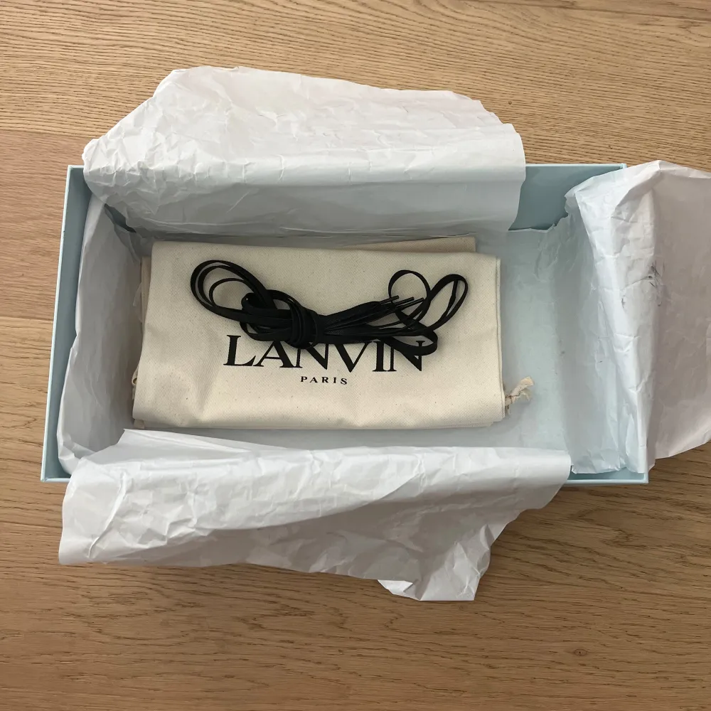 Hej, säljer nu mina lanvin skor då jag inte behöver de längre. Skorna passar storlek 44. Skick: 6/10 (därmed lägre pris). Box och dustbags medkommer. Kontakta mig för att: få bilder på defekter, diskutera pris och för frågor!. Skor.