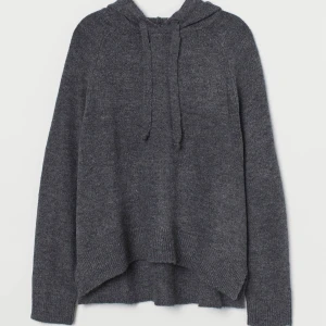 Stickad hoodie - supermysig stickad hoodie som är  liten i storleken så sitter som en s/m💗💗 skriv för fler bilder 