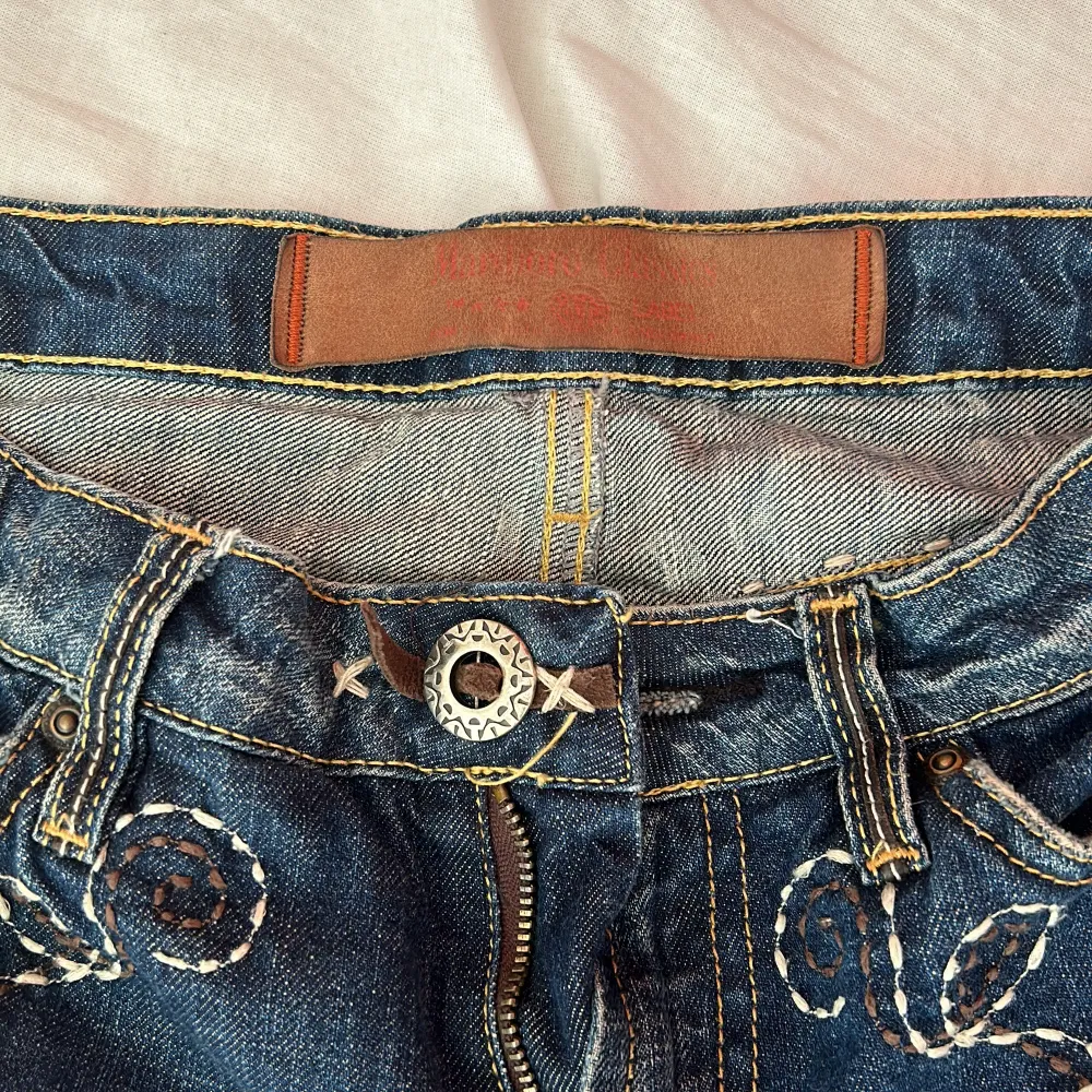 Säljer ett par skitsnygga vintage jeans i strl 28, formen är straight. Säljer pga börjar bli för små! På bild 4 kan man se att den vänstra fickan sitter ganska tight men annars är de perfekta 💫 Fråga gärna om ni undrar något! 💗. Jeans & Byxor.