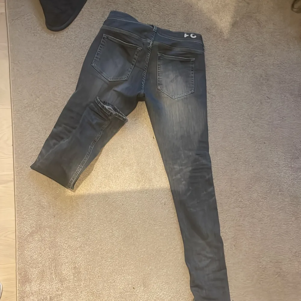 Säljer dessa Dondup som är använda Max 3 gånger och är i 8,5/10 skick. Nypris ca 3000kr. Fråga i dm så svarar jag så snabbt jag kan. Pris kan diskuteras.. Jeans & Byxor.