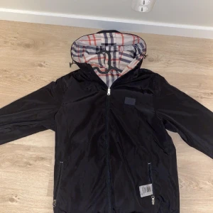 Burberry vindjacka - Storlek M passar S mer. Går att vända in och ut 9/10 skick Köpt för 2,5 Sällan använd