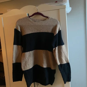 Mysig stickad tröja🤎💛 - Säljer den mysiga tröja från Lager 157! Perfekt nu till hösten!🍁Använd ett få tal gånger, skriv för frågor❤️