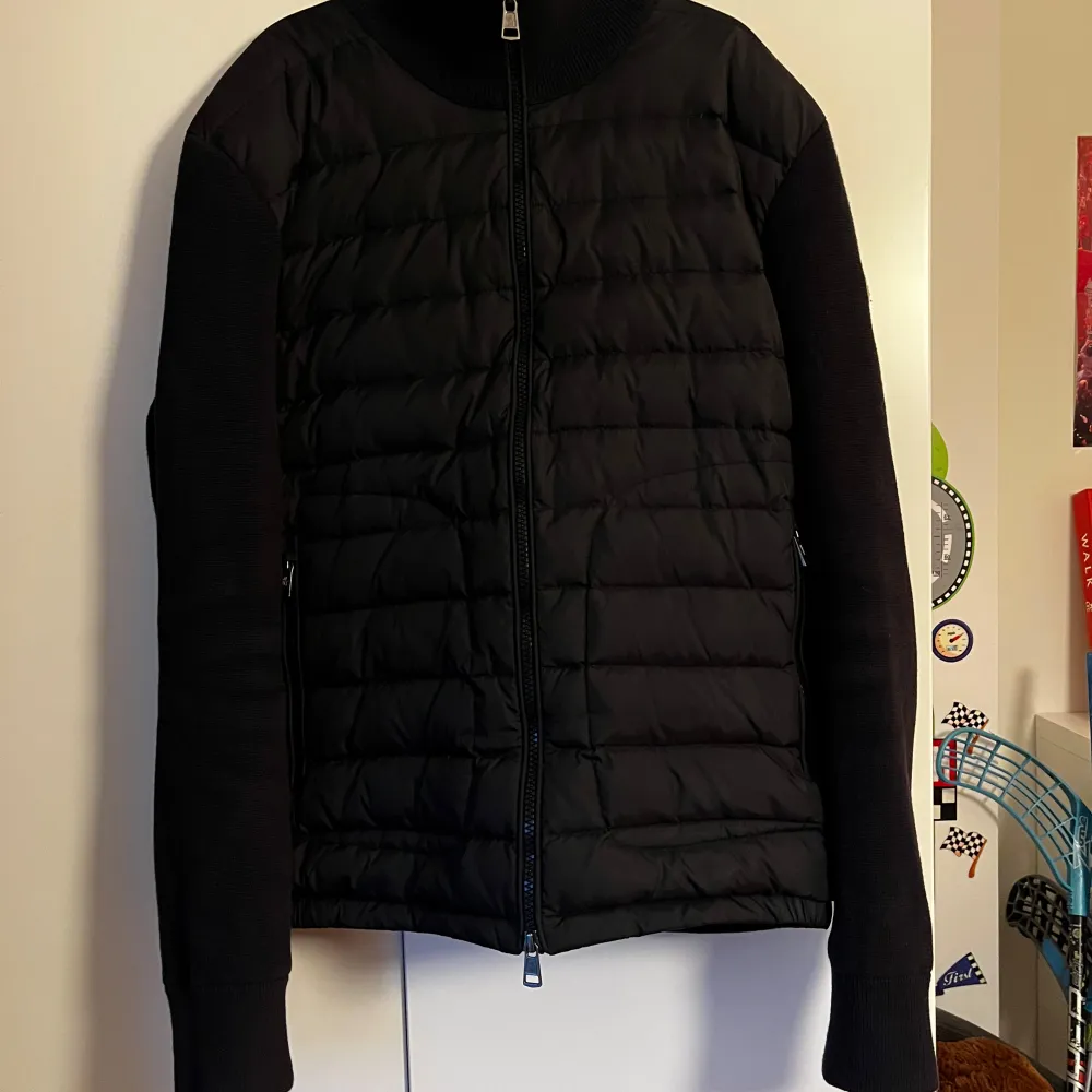 Säljer en snygg cardigan från Moncler. Perfekt för höst och vår när du vill hålla stilen och värmen. Jackan är i nyskick och är självklart äkta. Bara skriva vid funderingar, kan även sänka pris vid snabb affär.. Jackor.