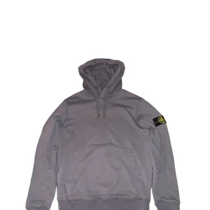 Stone Island Hoodie - Säljes för att den inte har kommit till användning. Passar både S och M Pris kan diskuteras och ställ gärna frågor om ni undrar nått.