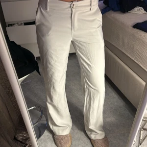 Kostym byxor  - Jätte sköna kostymbyxor, de är mid waist  De är köpa på Chelsea 