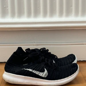 Träningsskor inomhus - Svarta träningsskor från nike i strl 37,5. Använda max 5 gr, missfärgade på undersidan pga padel