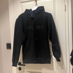 Prada Märkeshoodie NY - Oanvänd. Väldigt fin kvalitet. 