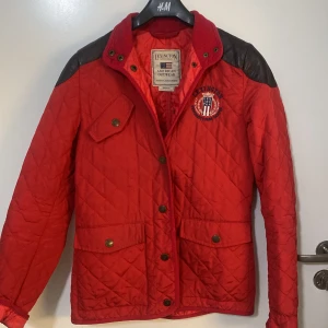 Lexington Quiltad dam jacka Small  - Lexington Quiltad dam jacka Small jättefin skick röd 