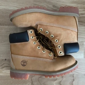 Timberlands - Nästan helt oanvända. Super bra skick, får ej användning, inte min stil. Timberlands är stora I storlek, så skulle säga att det är mer som 37. 