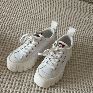 Sneakers - Nya sneakers. Använda vid ett tillfälle. Som nya. Storlek 38-38.5)